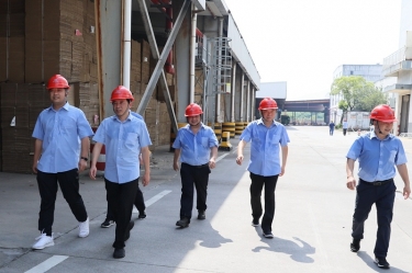 送清涼、致敬意！公司董事長朱在龍帶隊慰問一線勞動者